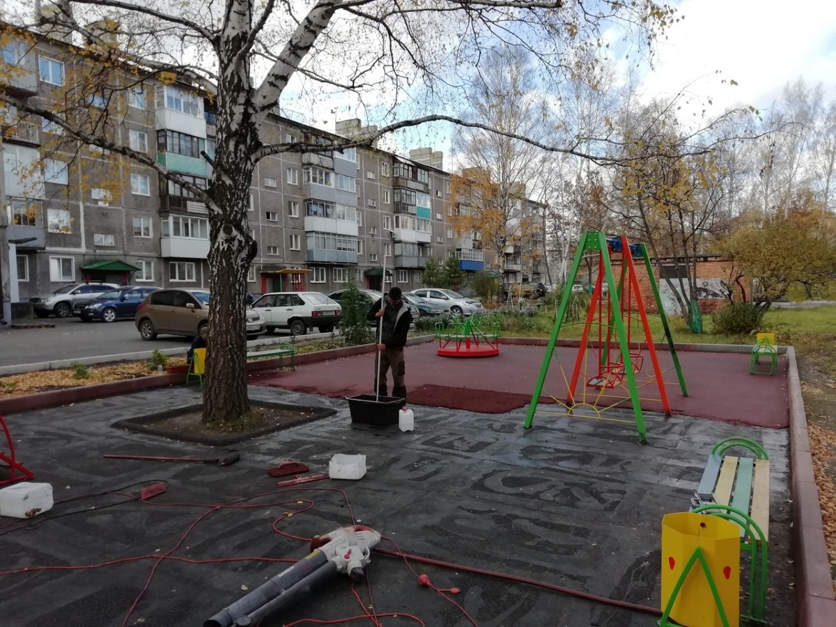 В Прокопьевске преобразилась еще одна детская площадка | 10.10.2018 |  Прокопьевск - БезФормата