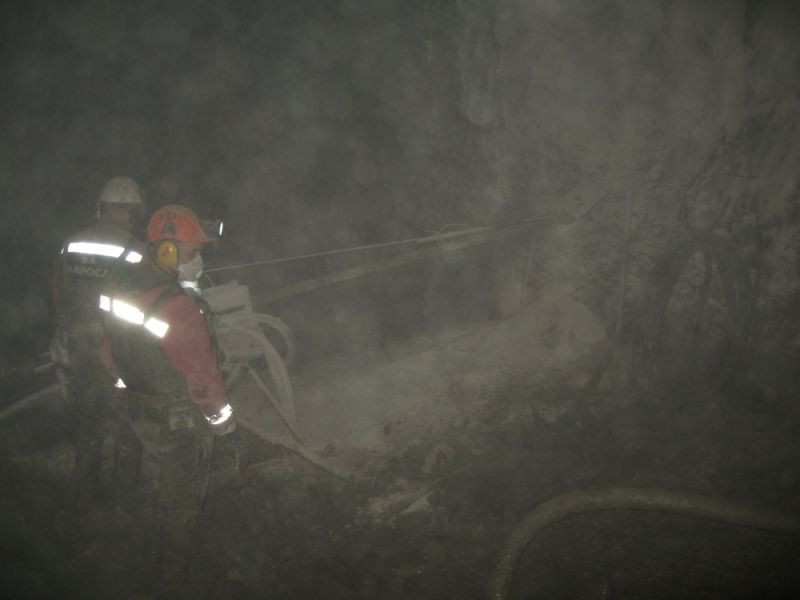 Кузбасские спасатели на руднике в Якутии ищут пропавших горняков в крайне опасных условиях