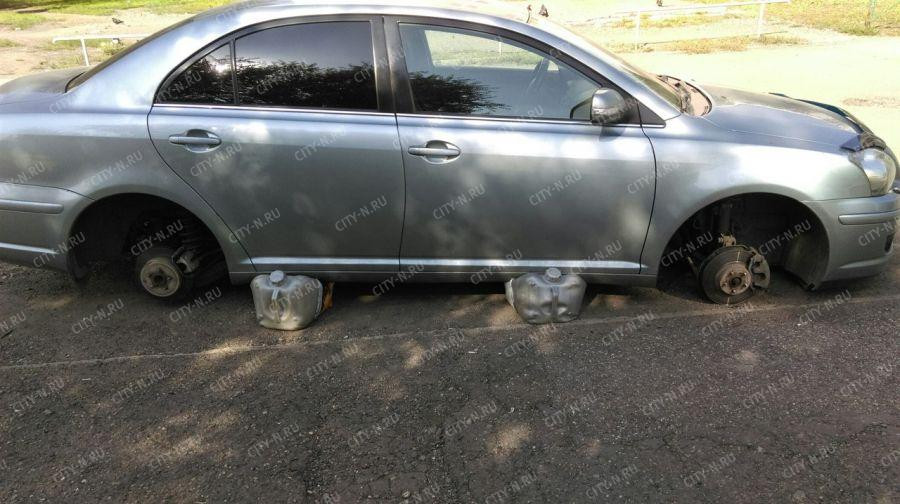 Кадр дня: Кузбассовец припарковал машину в неположенном месте и лишился колес