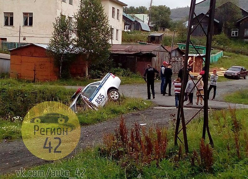 В Кузбассе инспекторы ДПС попали в ДТП во время погони за нарушителем