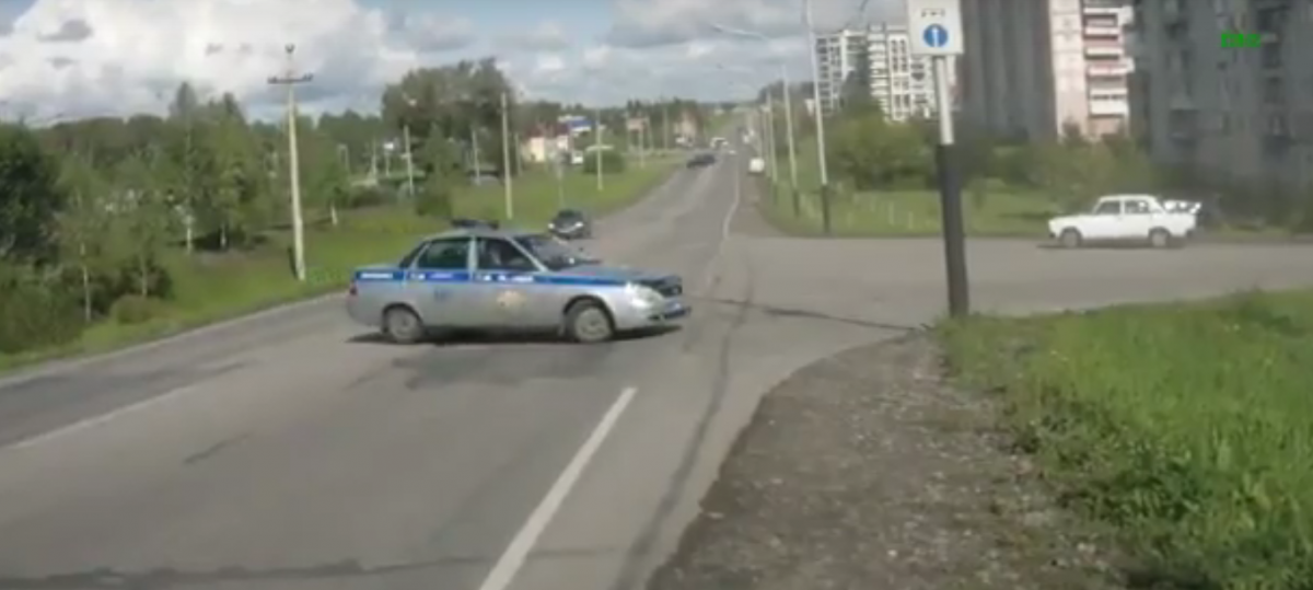 Жесткое ДТП в Прокопьевске: после столкновения два автомобиля вылетели в кювет (видео)