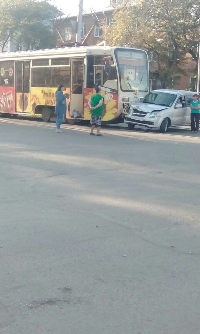 ДТП в Прокопьевске: трамвай врезался в легковушку