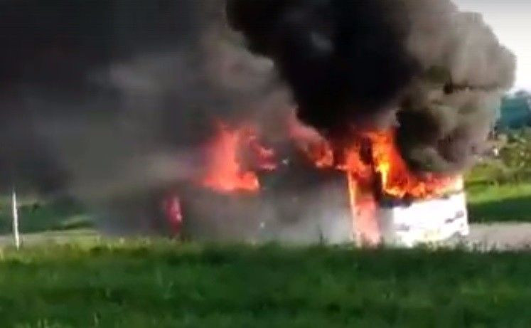 Под Прокопьевском сгорел междугородний автобус (видео)