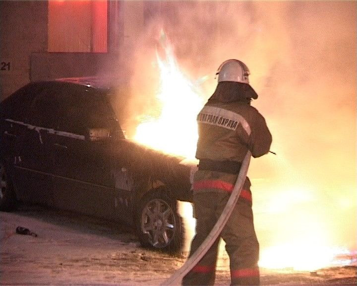 В Прокопьевске ночью загорелся автомобиль