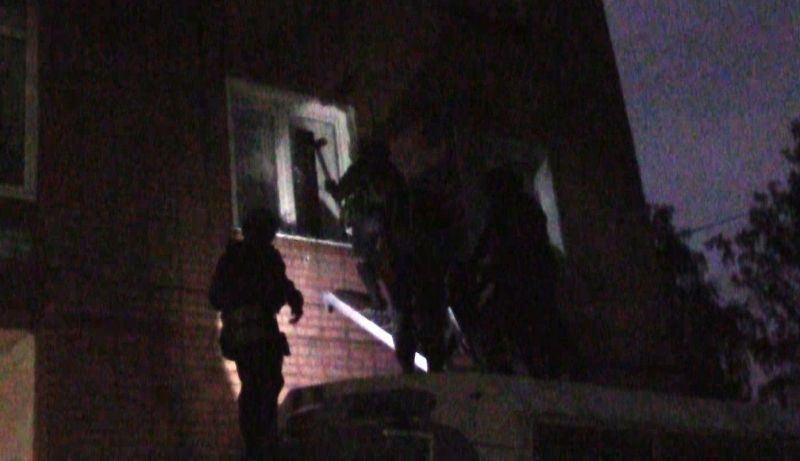 В Прокопьевске полицейские штурмом взяли жилье наркоторговки (видео)