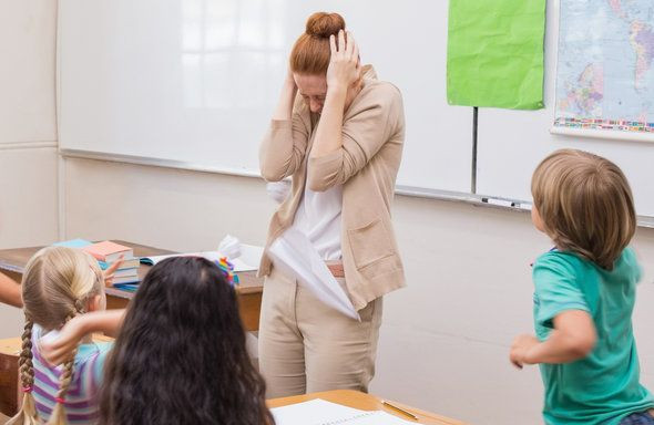 В Краснодаре учительница расплакалась из-за дешевого подарка от школьников
