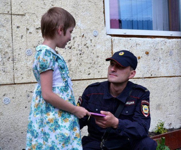 В Кузбассе сотрудник уголовного розыска спас девочку, провалившуюся в глубокую яму