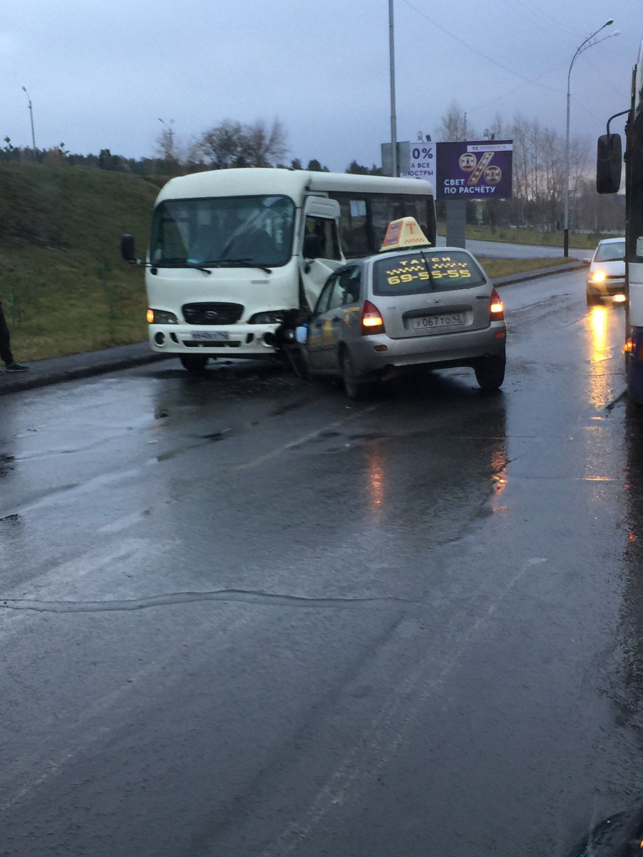 В Прокопьевске таксист врезался в автобус