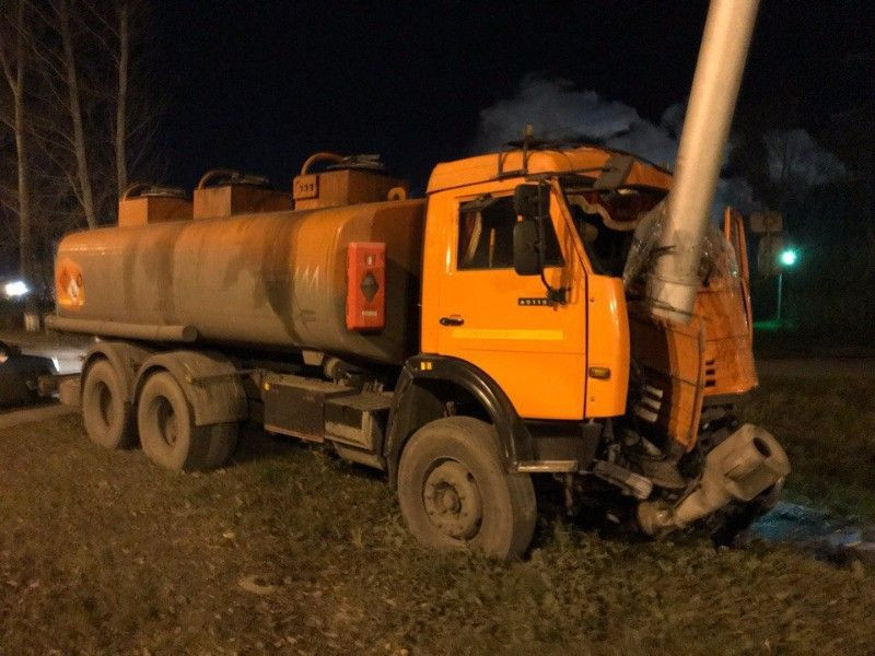 В Кузбассе водитель бензовоза протаранил фонарный столб  (фото)
