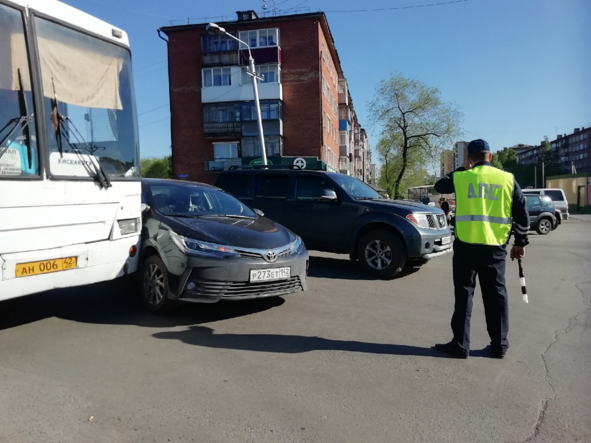 В Прокопьевске столкнулись пассажирский автобус и легковушка