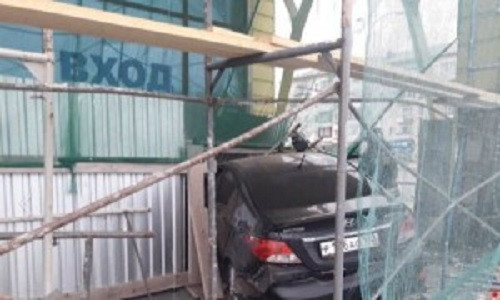 В Кузбассе легковушка протаранила торговый центр (видео)