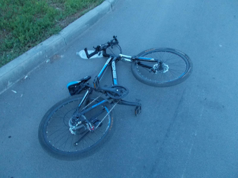 В Кузбассе автолюбитель сбил 8-летнего велосипедиста и скрылся с места ДТП