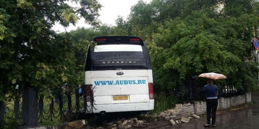 В Кузбассе автобус протаранил ограждение банка