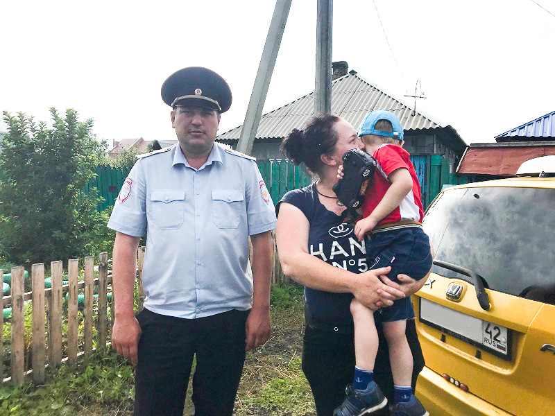 В Кузбассе полицейские нашли ребенка, который без взрослых гулял рядом с проезжей частью