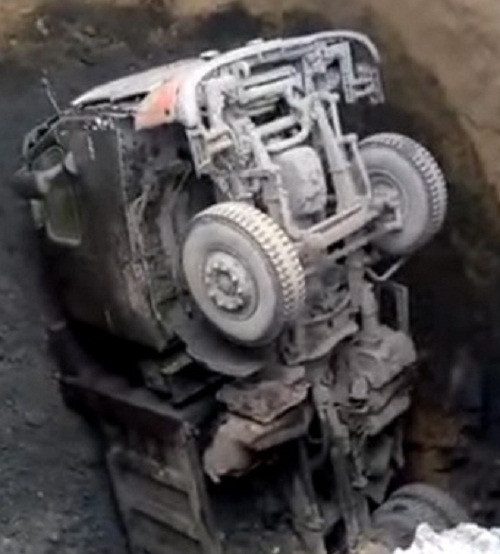 В Кузбассе грузовик упал в провал