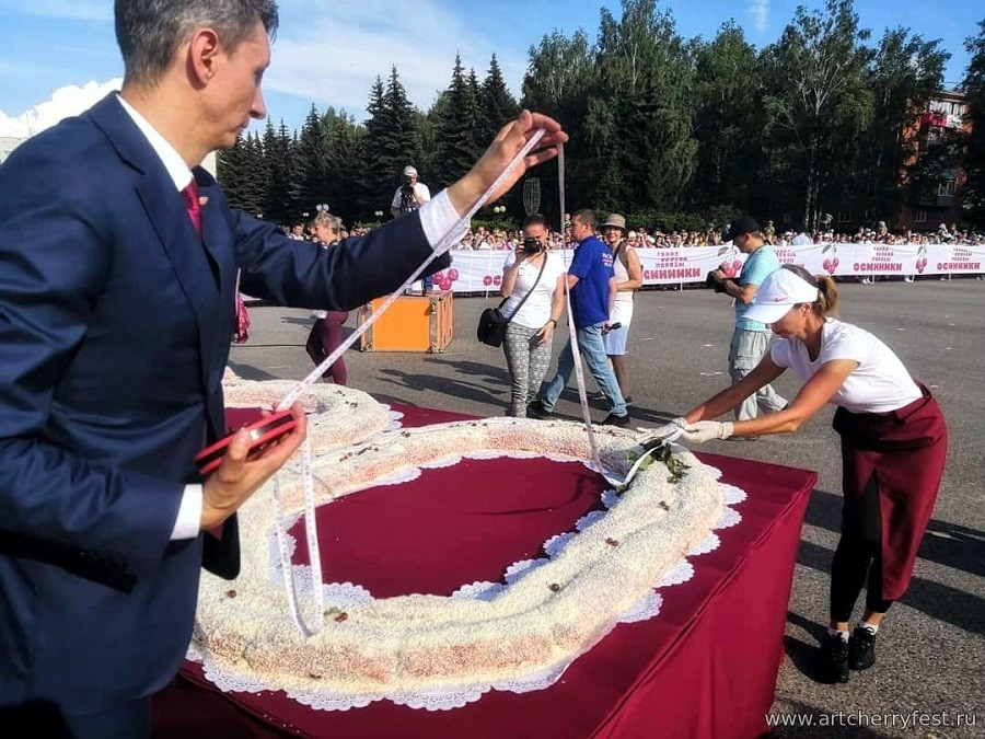В Кузбассе испекли самый большой в мире вишневый рулет