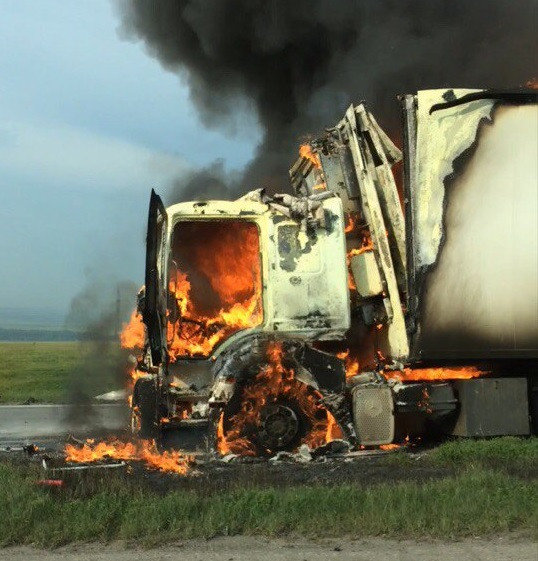 В Кузбассе сгорели два грузовика