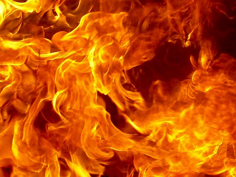 Пожар в Прокопьевске: ночью неизвестные подожгли баню