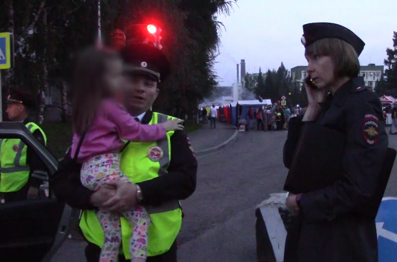 В Кузбассе сотрудники ГИБДД помогли 5-летней девочке вернуться к маме