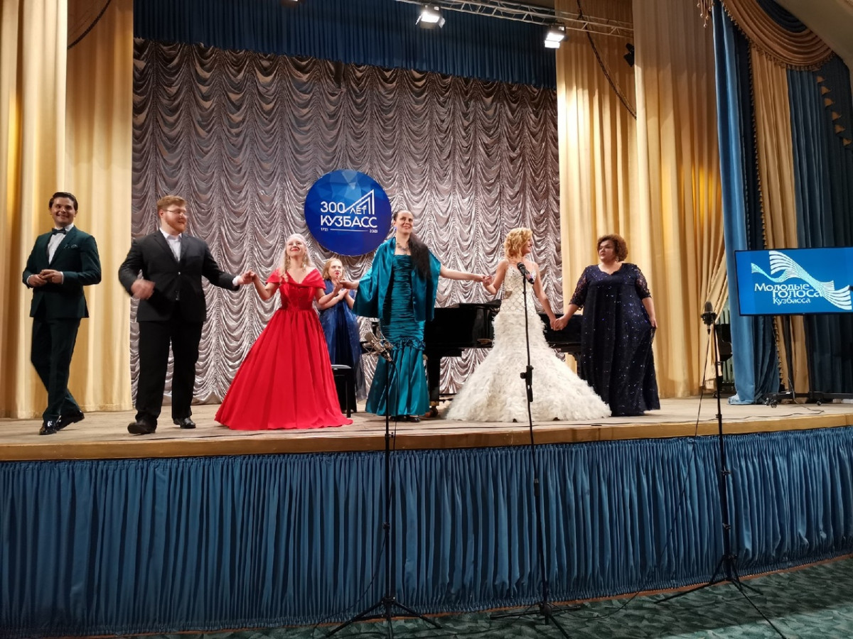 Зал аплодировал стоя: Прокопьевск открыл областной фестиваль "Молодые голоса Кузбасса"