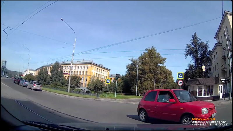 В Кузбассе сотрудники ГИБДД привлекли к ответственности автоледи за телефонный разговор