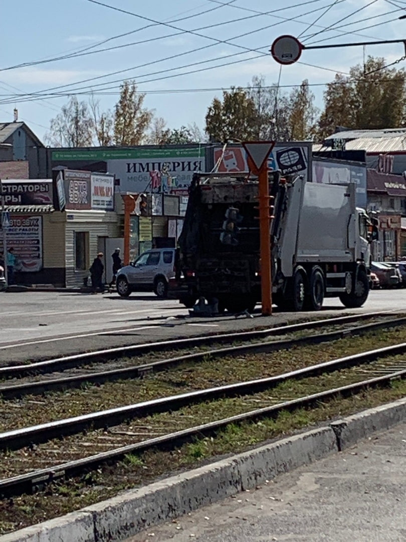 ДТП в Прокопьевске: грузовой автомобиль повредил светофор