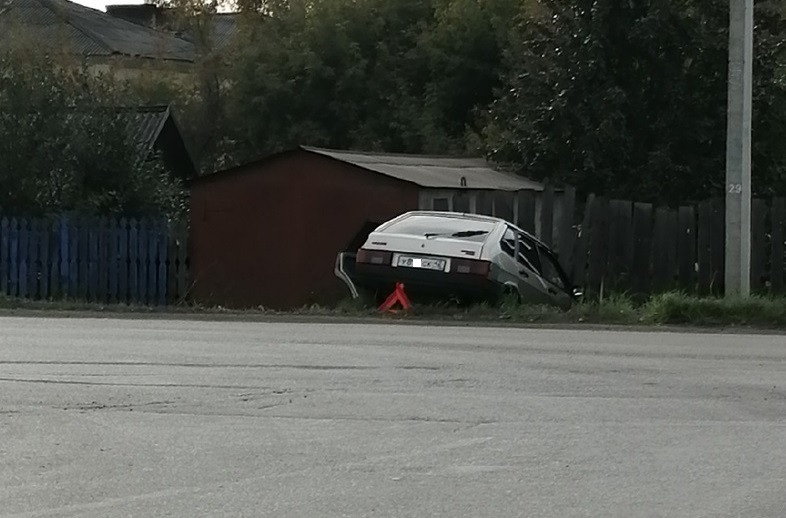 В Прокопьевске легковой автомобиль протаранил забор