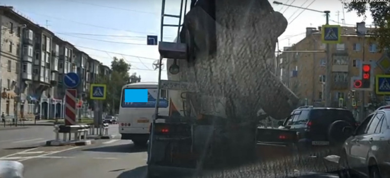 В Кузбассе водитель маршрутки устроил на дороге опасные гонки