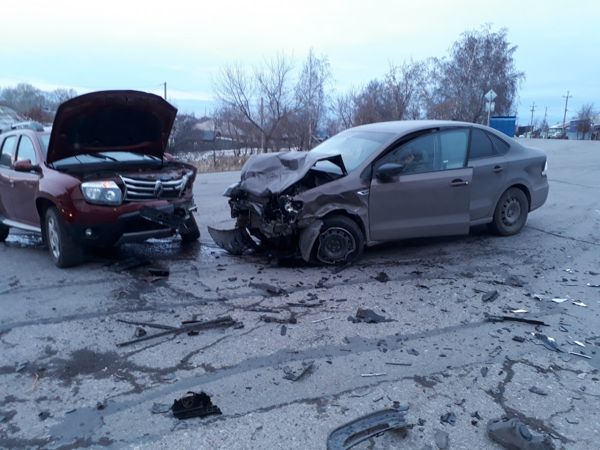 Очевидцы: в Прокопьевске на перекрестке дорогу не поделили водители Volkswagen Polo и Renault DUSTER