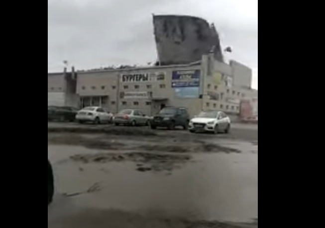 В Кузбассе ветер сорвал крышу с торгового центра