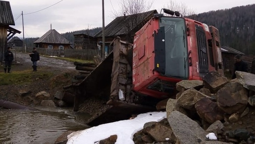 В Кузбассе под грузовиком обрушился мост