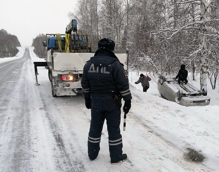 На трассе Кузбасса опрокинулся автомобиль