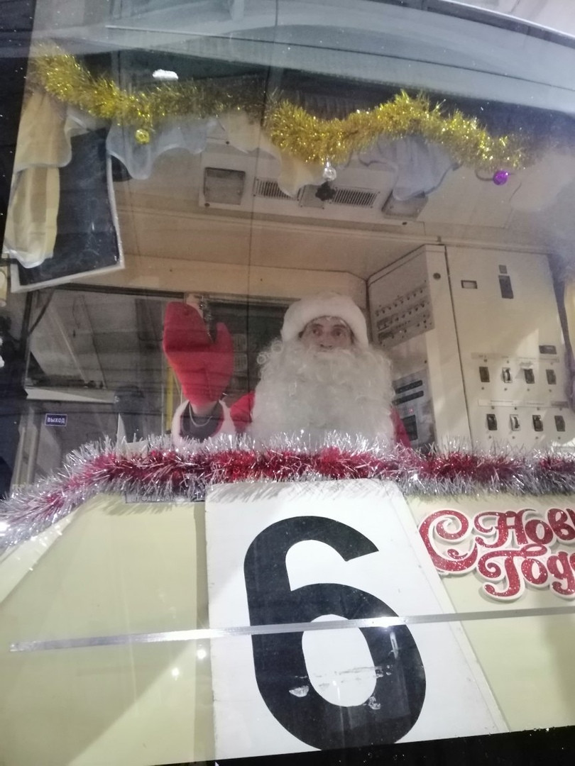 Волшебная встреча: в трамваях Прокопьевска пассажиров поздравляют Дед Мороз и Снегурочка
