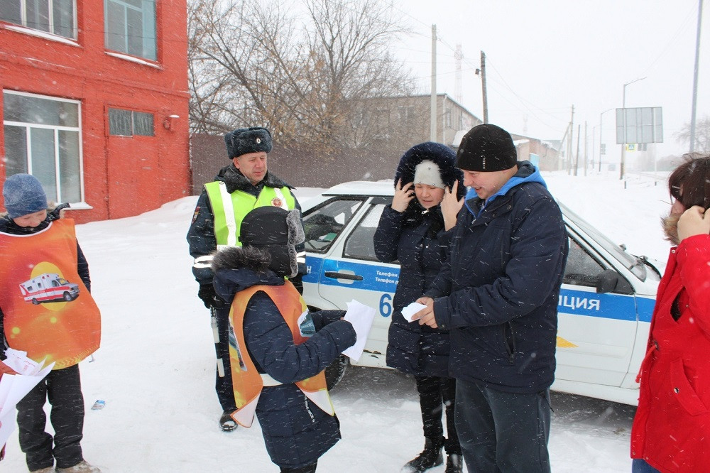 В Прокопьевском районе активисты ЮИД и сотрудники ГИБДД напомнили водителям про "дорожные ловушки"