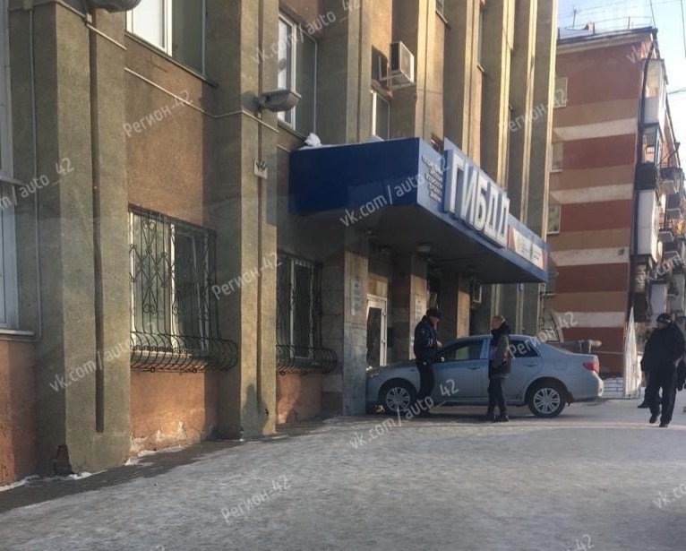 Специально не придумаешь: в Кузбассе автолюбитель врезался в здание ГИБДД
