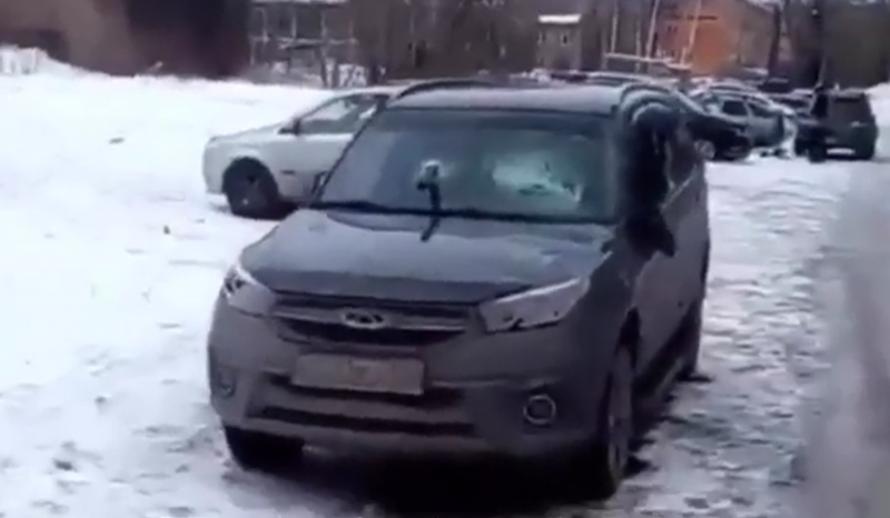 Полицейские выяснили мотив, по которому кузбассовец разбил чужое авто и воткнул в него металлическую трубу