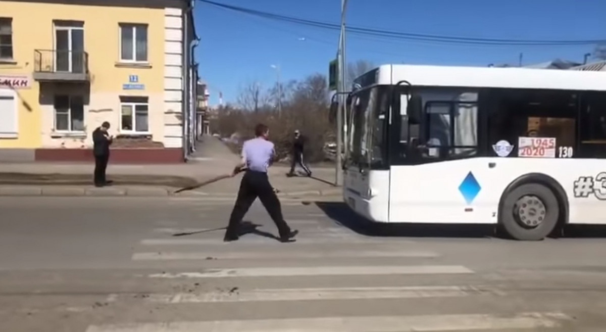 В Кузбассе мужик с лопатой набросился на автобусы