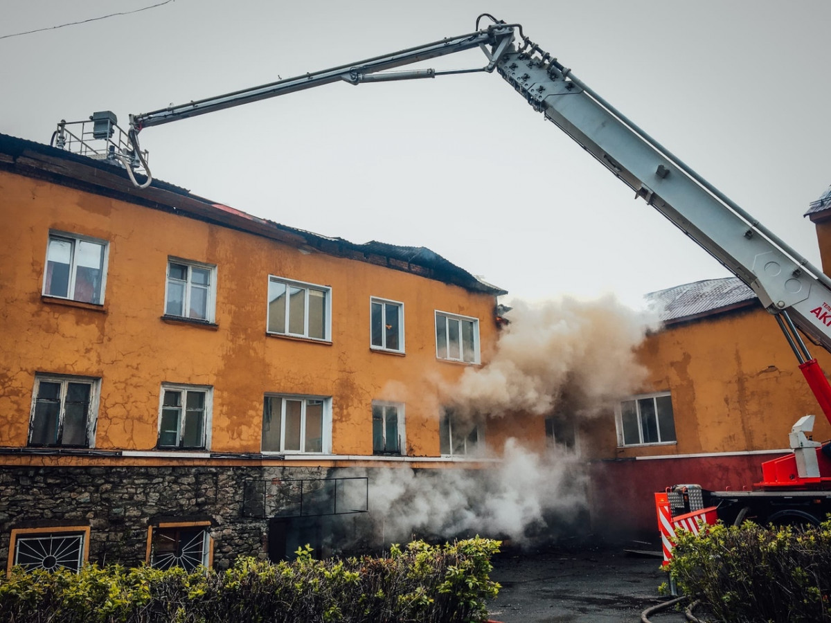 В Прокопьевске возгорание в жилом доме тушили 16 человек и 6 единиц техники