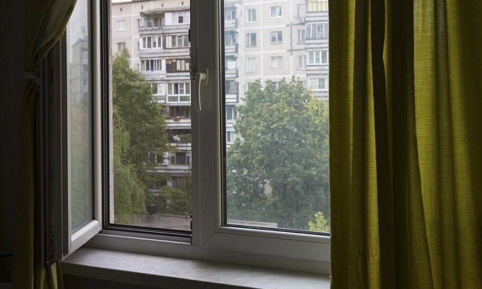 В Кузбассе 2-летний ребенок выпал из окна 4 этажа