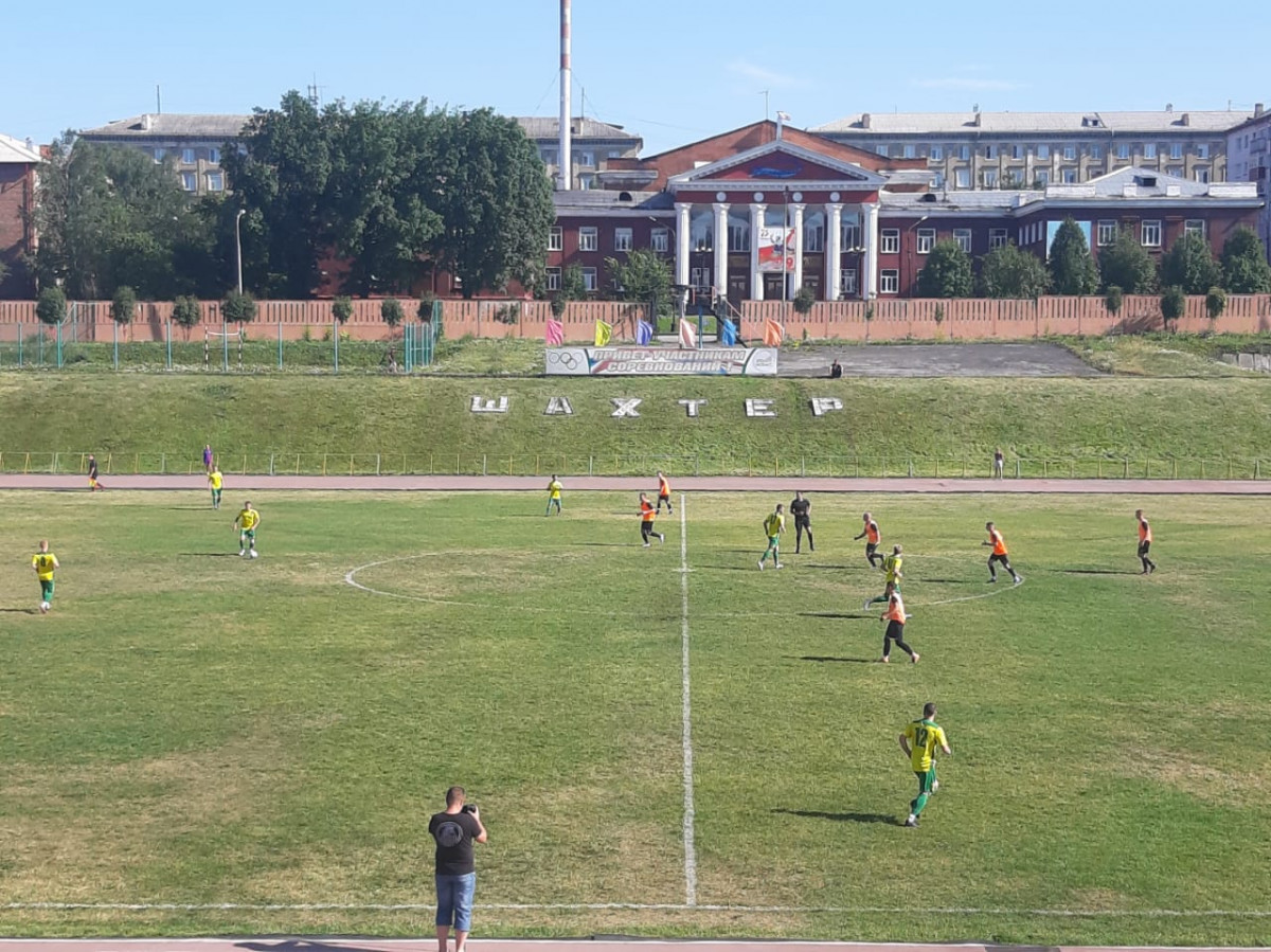В Прокопьевске на открытии футбольного сезона было жарко