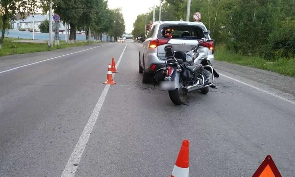 В Кузбассе мотоциклист выбрал небезопасную скорость и протаранил авто