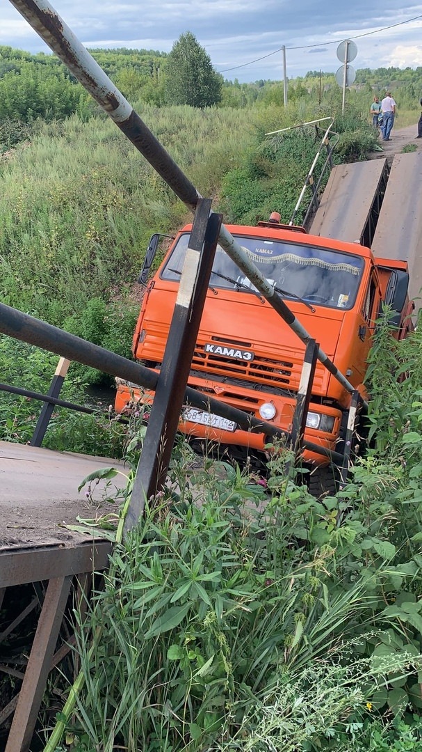 В Прокопьевском районе водитель КамАЗа сломал мост