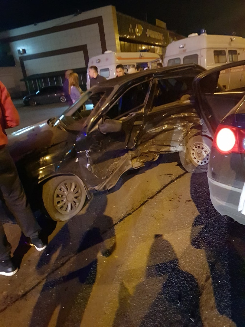 В Прокопьевске 4 человека пострадали при столкновении автомобилей «Лада Приора» и «Фольксваген Пассат»