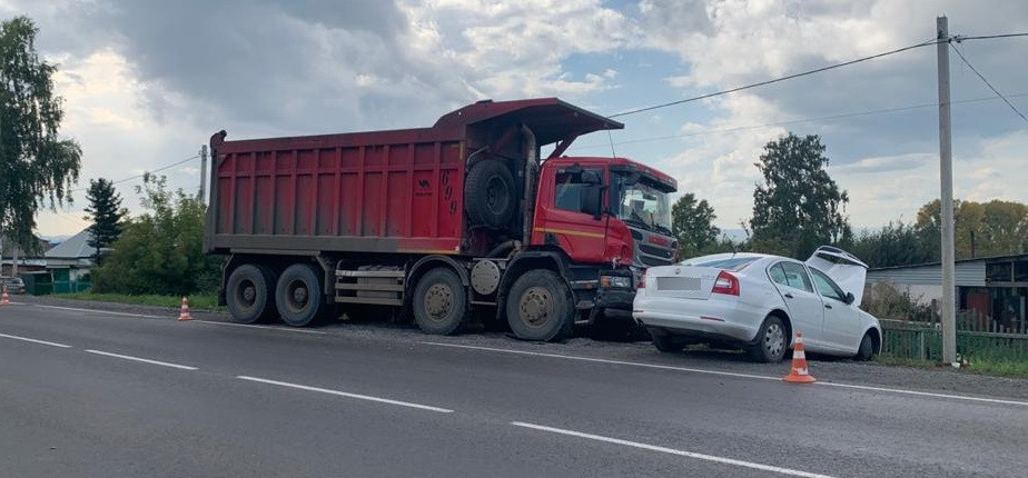 Смертельное ДТП в Кузбассе: легковушка столкнулась с грузовиком