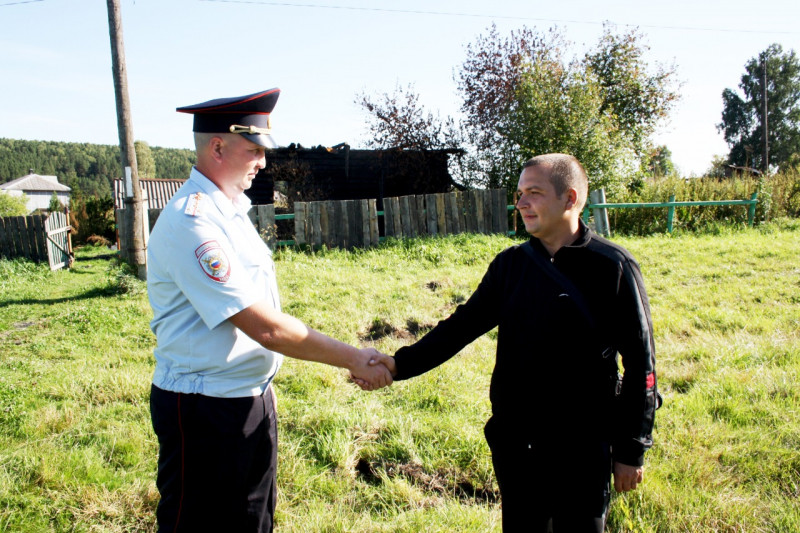 Полицейский Прокопьевска спас двух человек из горящего дома