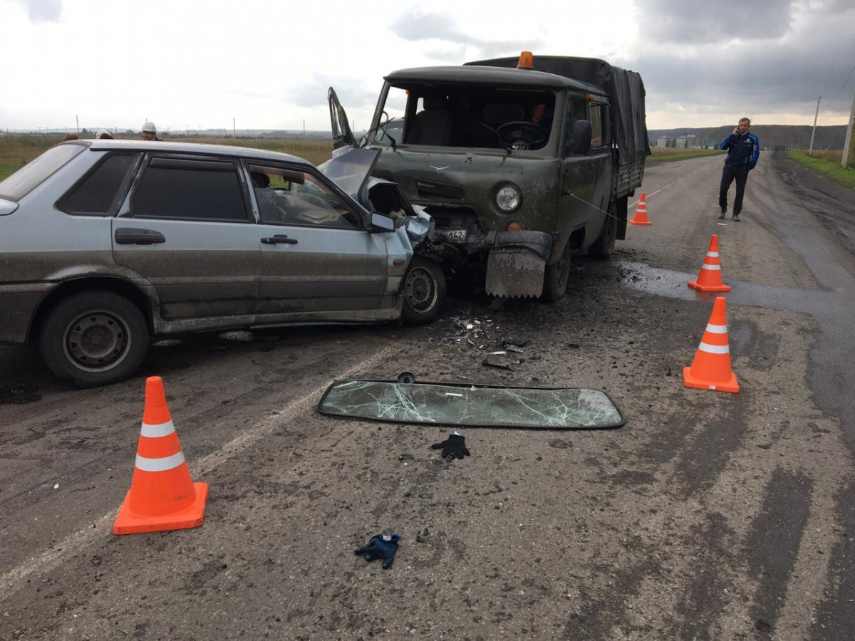 В Кузбассе 5 человек пострадали при столкновении "ВАЗа" и "УАЗа"