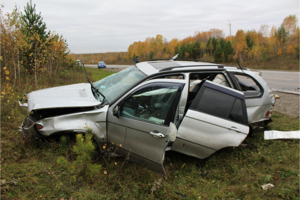 На трассе Кузбасса опрокинулся автомобиль: водитель погиб