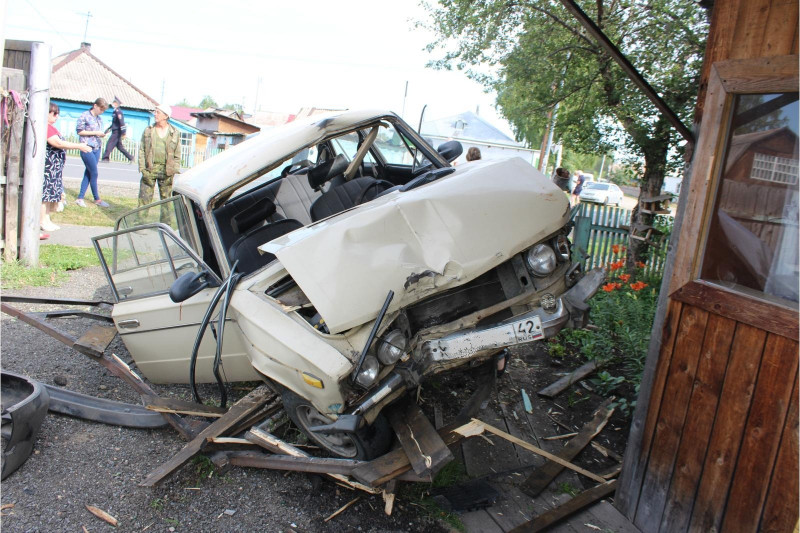 В Кузбассе водитель сбил пешехода, а потом машину отбросило на расстояние около 90 м