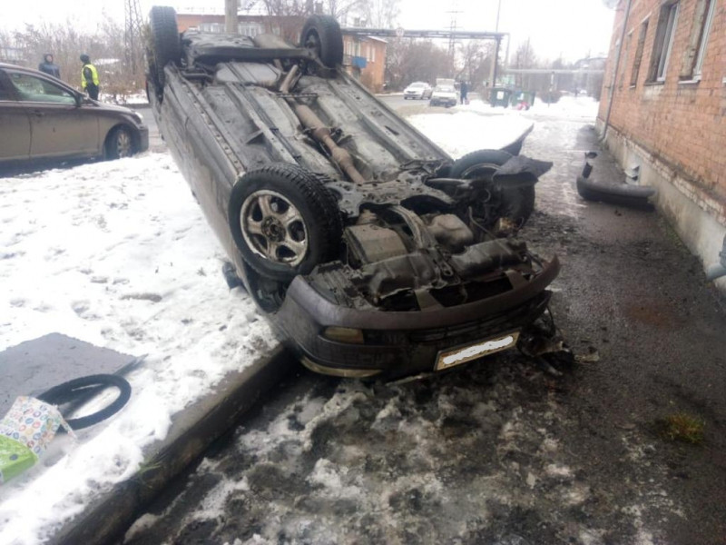 Протаранил три автомобиля и опрокинулся: в Кузбассе нетрезвый водитель устроил "крутые виражи" во дворе жилого дома