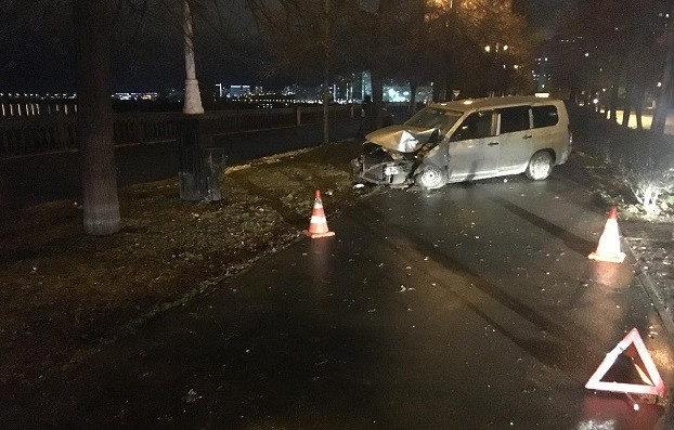В Кузбассе водитель, пытаясь скрыться от ГИБДД, протаранил столб